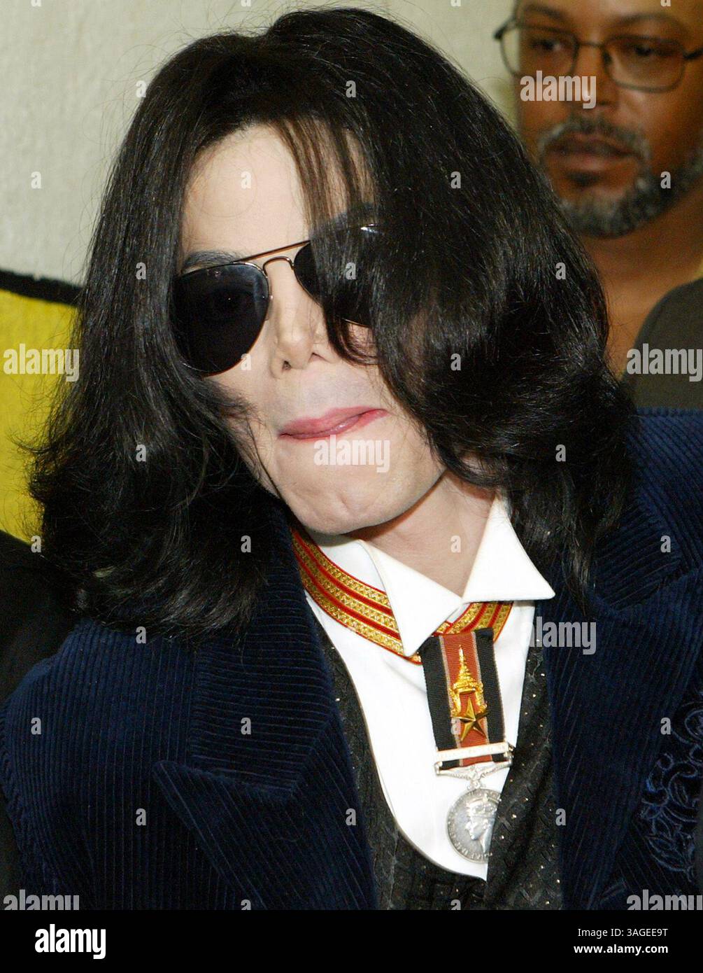 15 août 2004 ; Los Angeles, CA, États-Unis ; pop Star MICHAEL JACKSON lleave après avoir rendu visite aux enfants de l'école du dimanche au Cecil L. Murray Education Center où il assistait plus tôt à des offices à la première église AME. (Crédit image : J.P. Yim/ZUMAPRESS.com) Banque D'Images