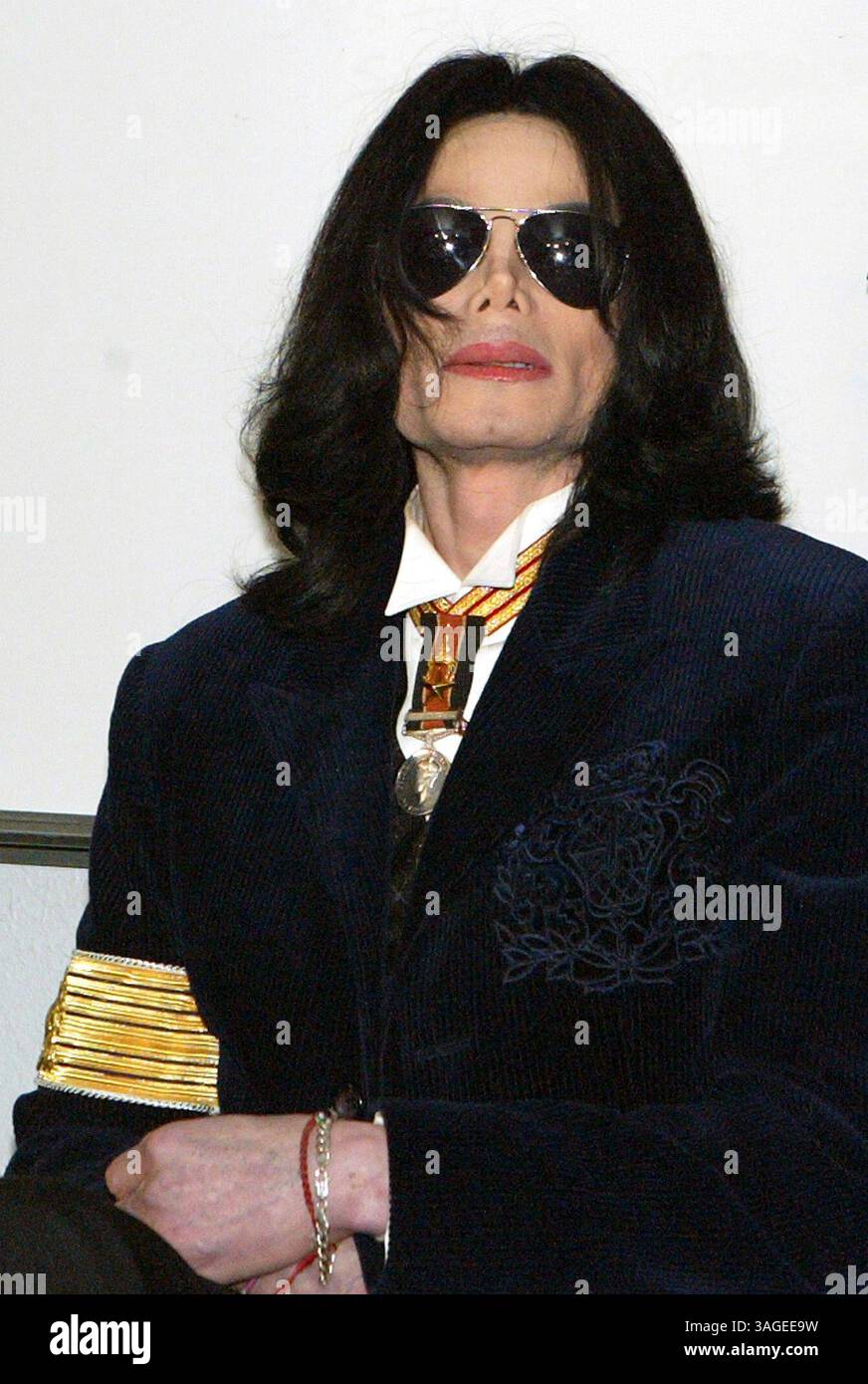 15 août 2004 ; Los Angeles, CA, États-Unis ; pop Star MICHAEL JACKSON attend de parler avec les enfants de l'école du dimanche au Cecil L. Murray Education Center après avoir assisté aux services à la première église AME. (Crédit image : J.P. Yim/ZUMAPRESS.com) Banque D'Images