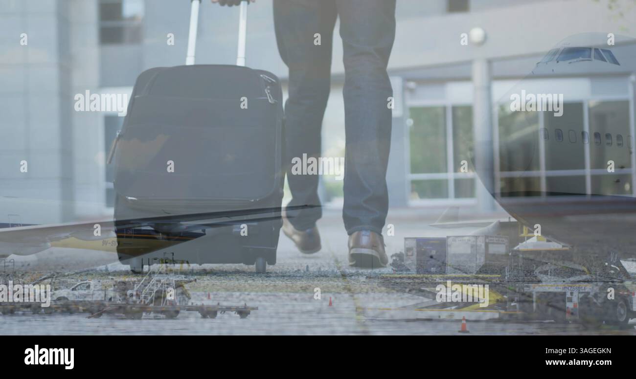 Image composite numérique d'un avion volant contre la section médiane de l'homme avec le sac de trolley marchant Banque D'Images