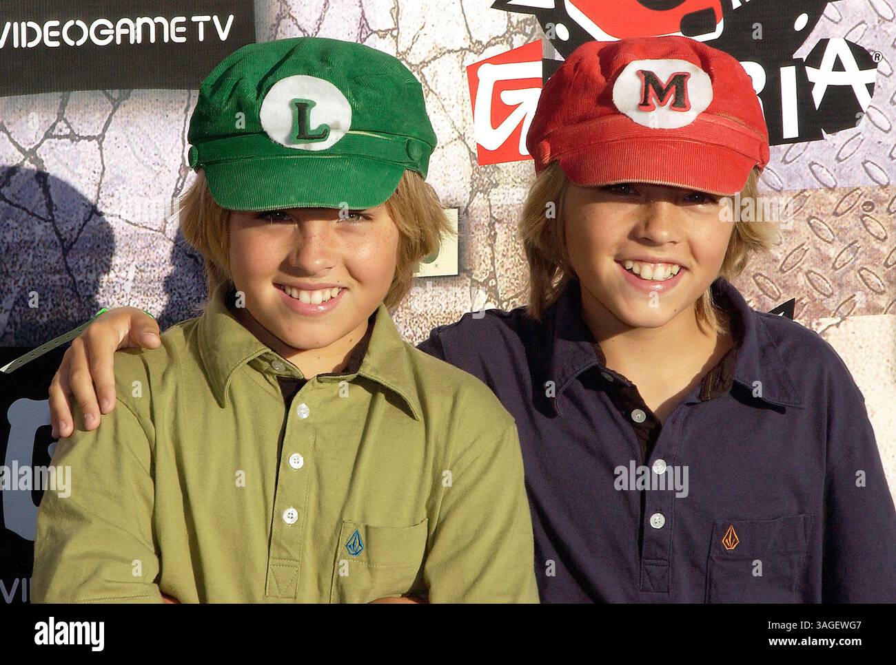28 juillet 2005 ; Los Angeles, CA, États-Unis ; DYLAN SPROUSE (G) et COLE SPROUSE au 'G-Phoria' The Mother of All Videogame Awards aux Los Angeles Center Studios. (Crédit image : Vaughn Youtz/ZUMAPRESS.com) Banque D'Images