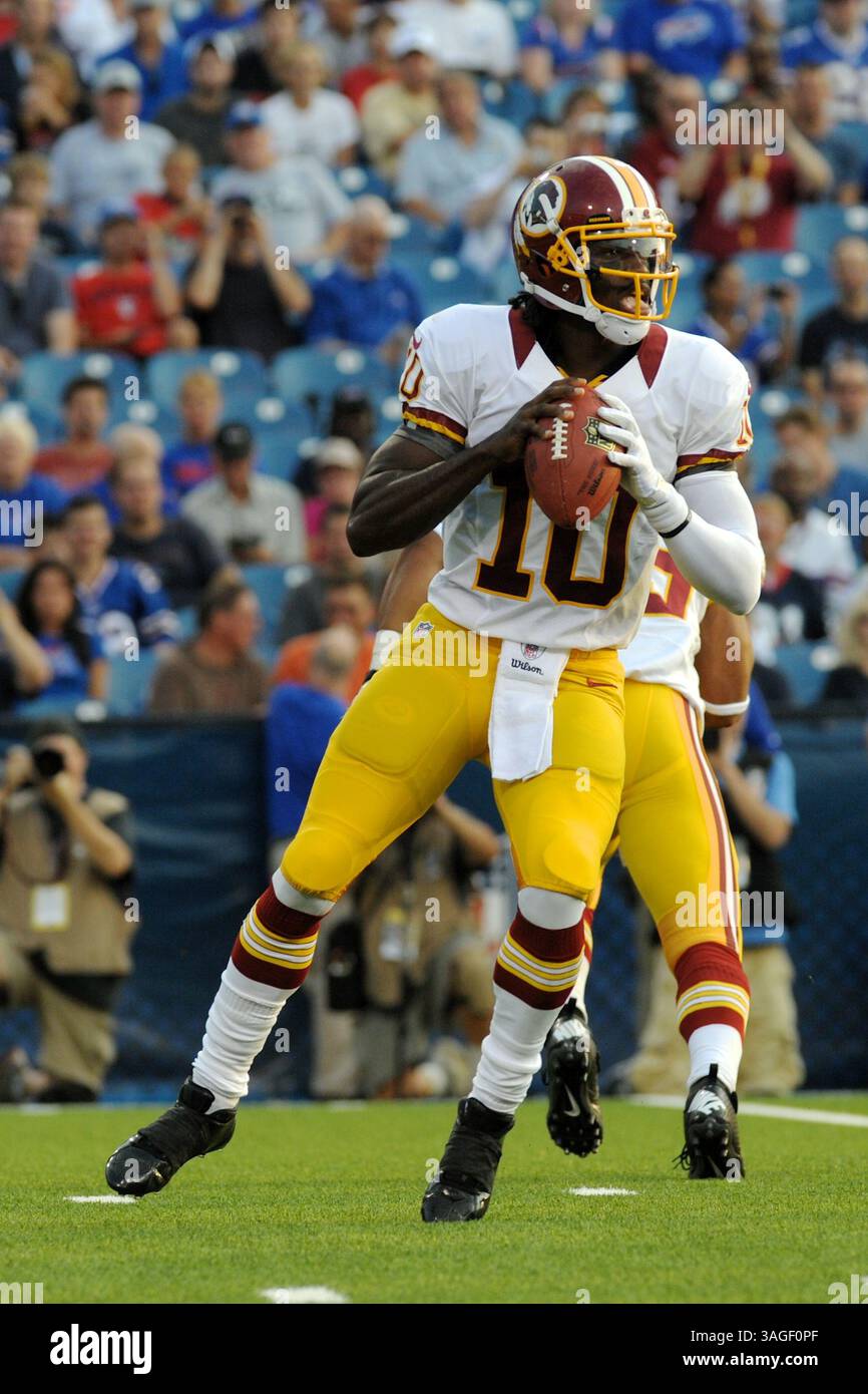 9 août 2012 - Orchard Park, New York, U. S - le quarterback des Redskins de Washington ROBERT GRIFFIN III (10) entre dans la poche au premier quart-temps alors que les Redskins de Washington battent les Buffalo Bills 7-6 dans le premier match de pré-saison au Ralph Wilson Stadium. (Crédit image : © Michael Johnson/ZUMAPRESS.com) Banque D'Images