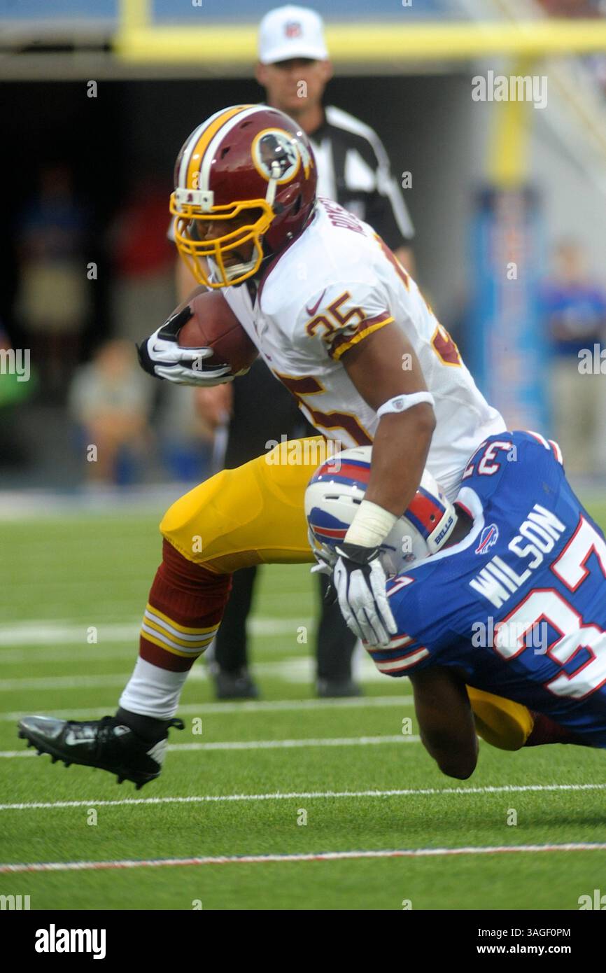 9 août 2012 - Orchard Park, New York, U. S - Washington Redskins Running Back Evan Royster (35) est attaqué au premier quart-temps par le défenseur des Buffalo Bills George Wilson (37). Les Redskins de Washington mènent les Buffalo Bills 7-3 à la mi-temps lors du premier match de pré-saison au Ralph Wilson Stadium à Orchard Park, New York. (Crédit image : © Michael Johnson/ZUMAPRESS.com) Banque D'Images