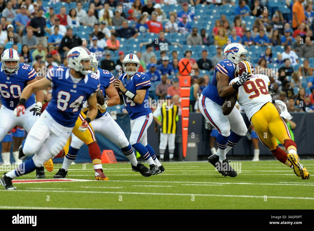 9 août 2012 - Orchard Park, New York, U. S - le quarterback des Buffalo Bills Ryan Fitzpatrick (14 ans) travaille la poche au premier quart-temps contre les Redskins de Washington. Les Redskins de Washington mènent les Buffalo Bills 7-3 à la mi-temps lors du premier match de pré-saison au Ralph Wilson Stadium à Orchard Park, New York. (Crédit image : © Michael Johnson/ZUMAPRESS.com) Banque D'Images