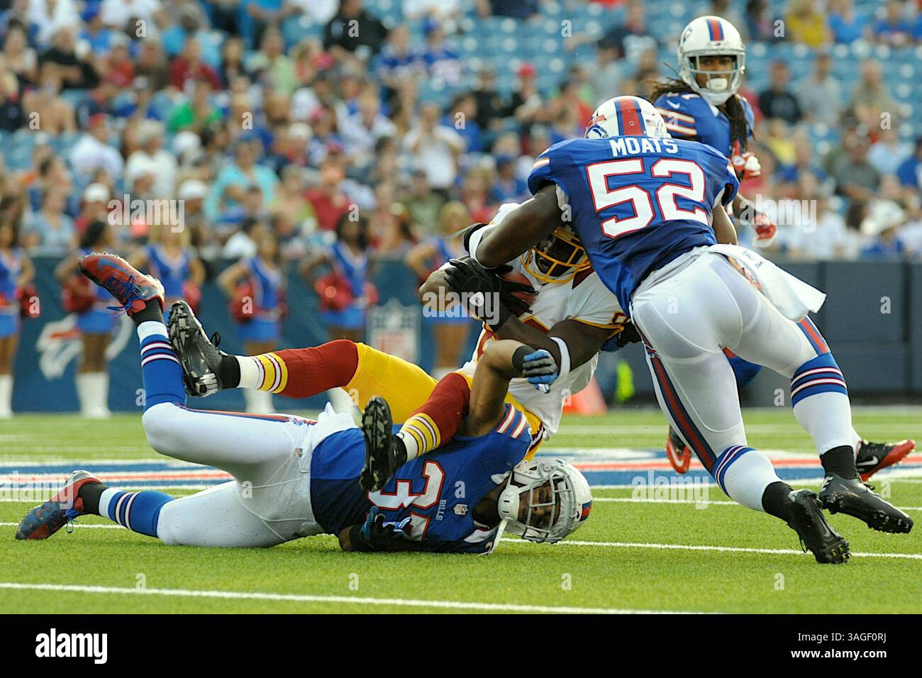 9 août 2012 - Orchard Park, New York, U. S - le receveur au large des Redskins de Washington Pierre Garcon (88) est attaqué par le défenseur des Buffalo Bills George Wilson (37) et le linebacker des Buffalo Bills Arthur Moats (52) au premier quart-temps. Les Redskins de Washington mènent les Buffalo Bills 7-3 à la mi-temps lors du premier match de pré-saison au Ralph Wilson Stadium à Orchard Park, New York. (Crédit image : © Michael Johnson/ZUMAPRESS.com) Banque D'Images