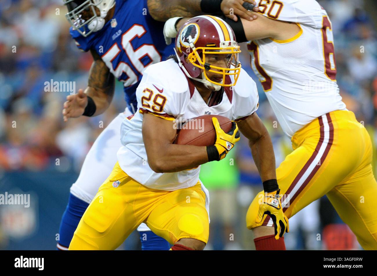 9 août 2012 - Orchard Park, New York, U. S - les Redskins de Washington Running Back Roy Helu (29) dépasse un bloc dans le premier quart-temps alors que les Redskins de Washington mènent les Buffalo Bills 7-3 à la mi-temps lors du premier match de pré-saison au Ralph Wilson Stadium à Orchard Park, New York. (Crédit image : © Michael Johnson/ZUMAPRESS.com) Banque D'Images