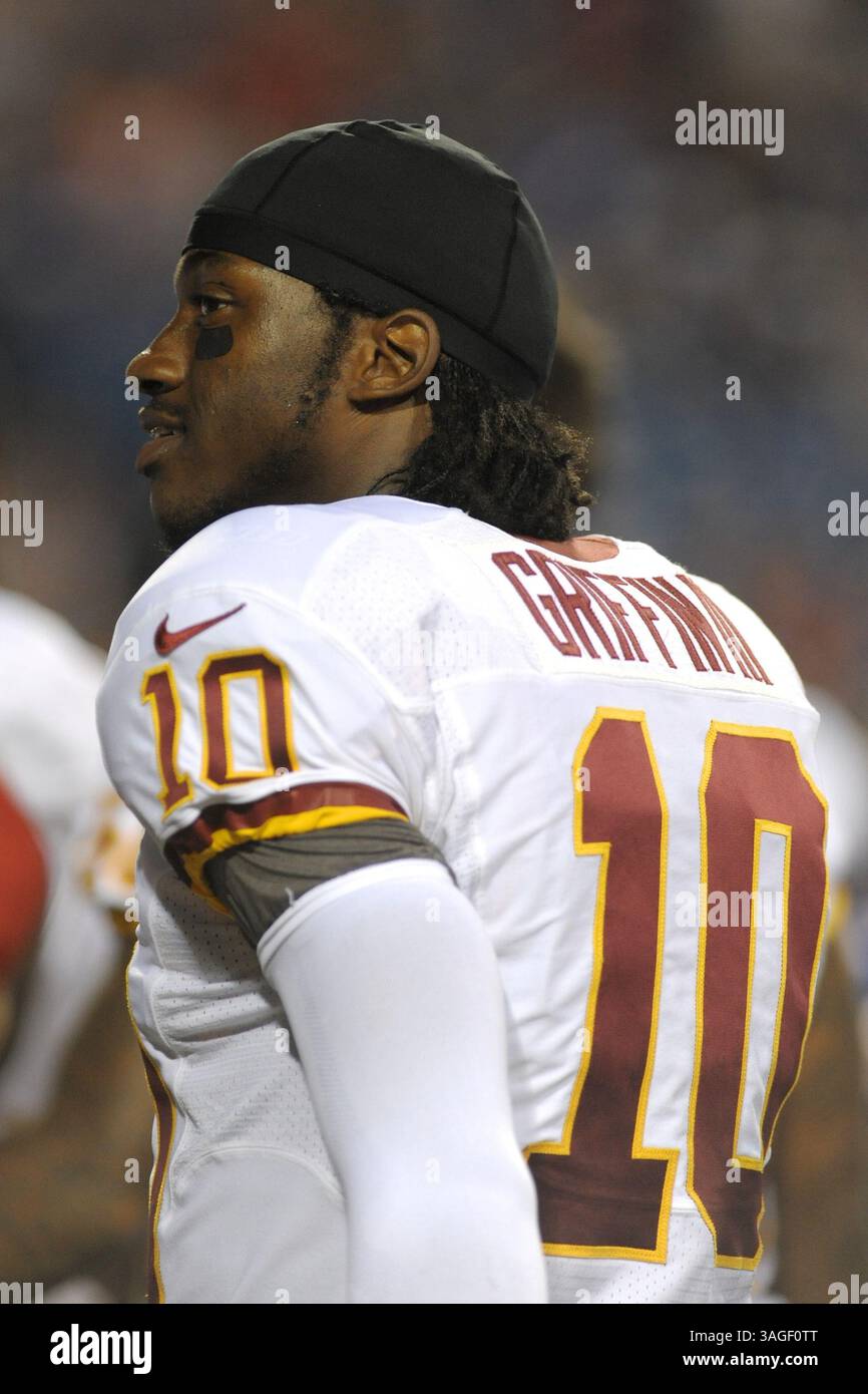 9 août 2012 - Orchard Park, New York, U. S - le quarterback des Redskins de Washington ROBERT GRIFFIN III (10) se rend au vestiaire pour la mi-temps alors que les Redskins de Washington mènent les Buffalo Bills 7-3 à la mi-temps lors du premier match de pré-saison au Ralph Wilson Stadium à Orchard Park, New York. (Crédit image : © Michael Johnson/ZUMAPRESS.com) Banque D'Images