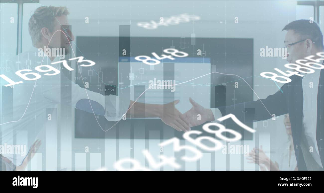Traitement des données financières et changement des chiffres contre deux hommes d'affaires se serrant la main au bureau Banque D'Images