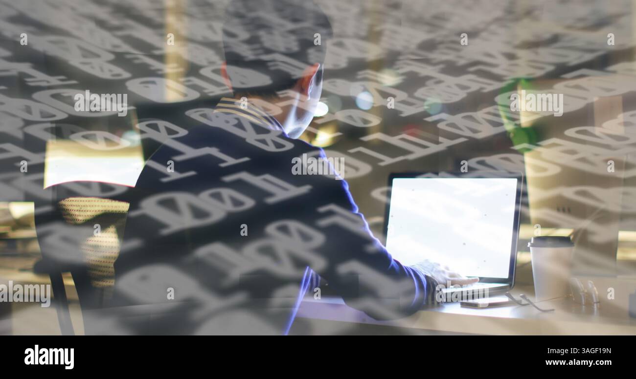 Traitement de données de codage binaire contre la vue arrière du garçon à l'aide d'un ordinateur portable et d'un smartphone Banque D'Images