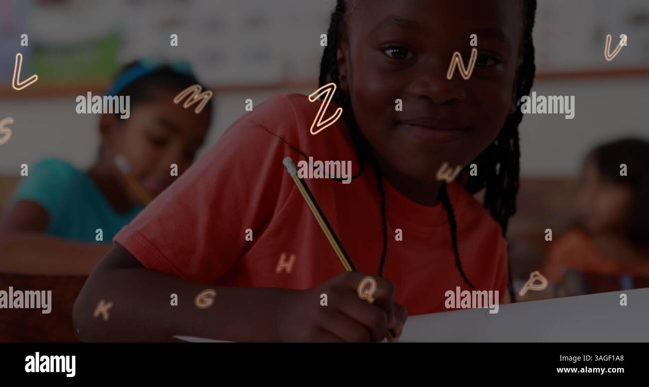 Image de lettres changeant sur une écolière souriante wiritng Banque D'Images
