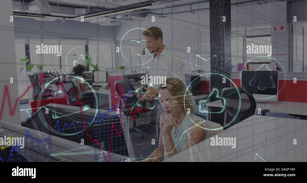 Traitement des données financières et icônes numériques contre les collègues masculins et féminins travaillant ensemble Banque D'Images