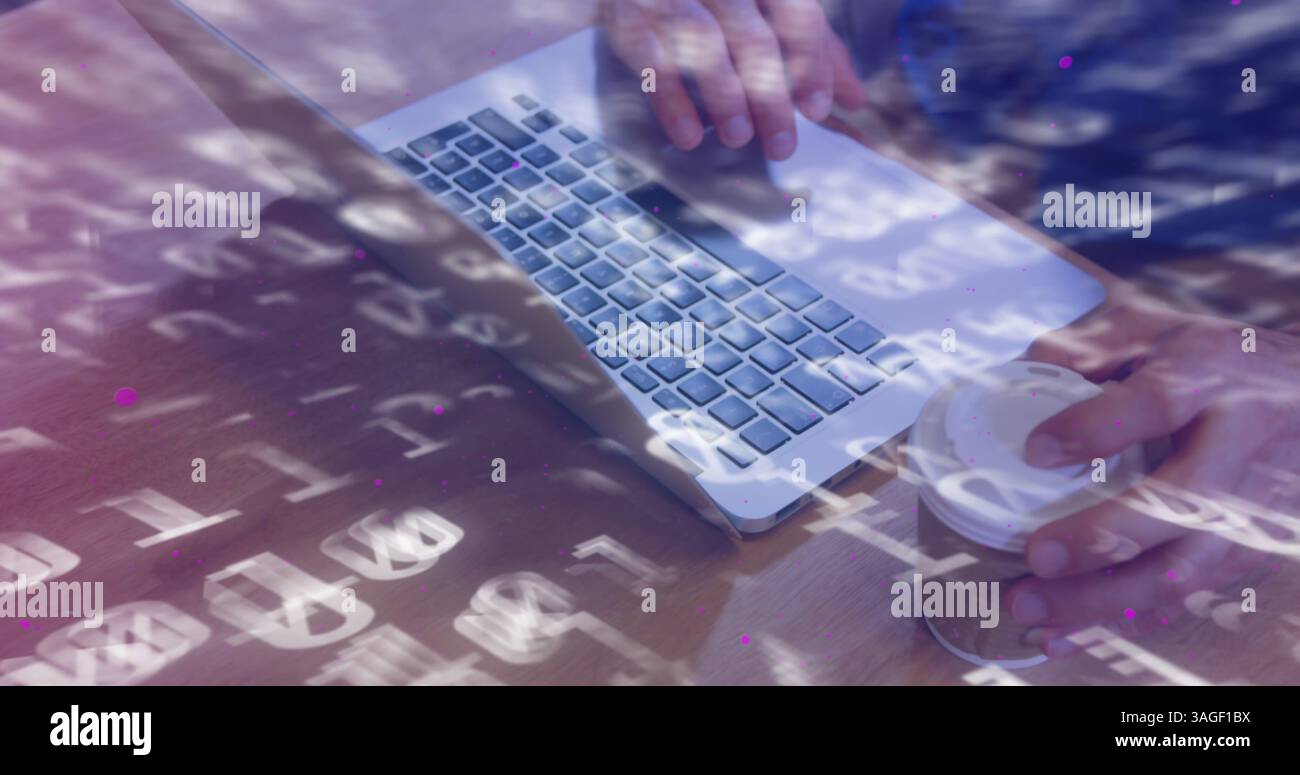 Image de numéros de codage binaires changeant avec une personne utilisant un ordinateur portable Banque D'Images