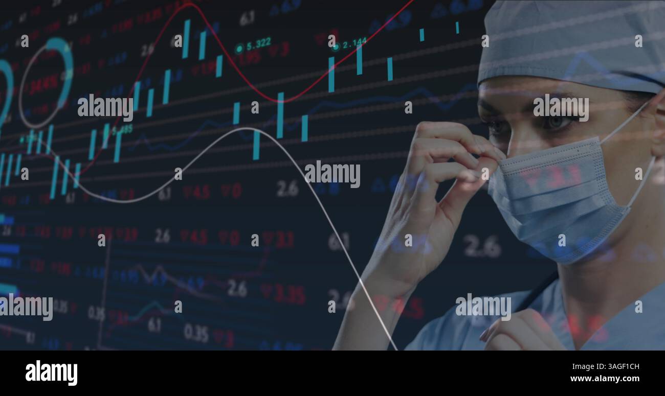 Chirurgienne caucasienne ajustant son masque facial au traitement des données boursières Banque D'Images