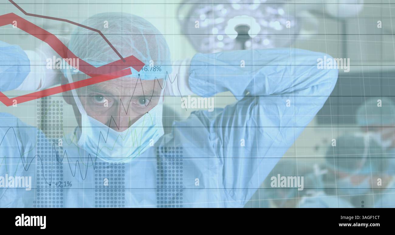 Traitement des données financières contre un chirurgien caucasien portant un masque facial Banque D'Images