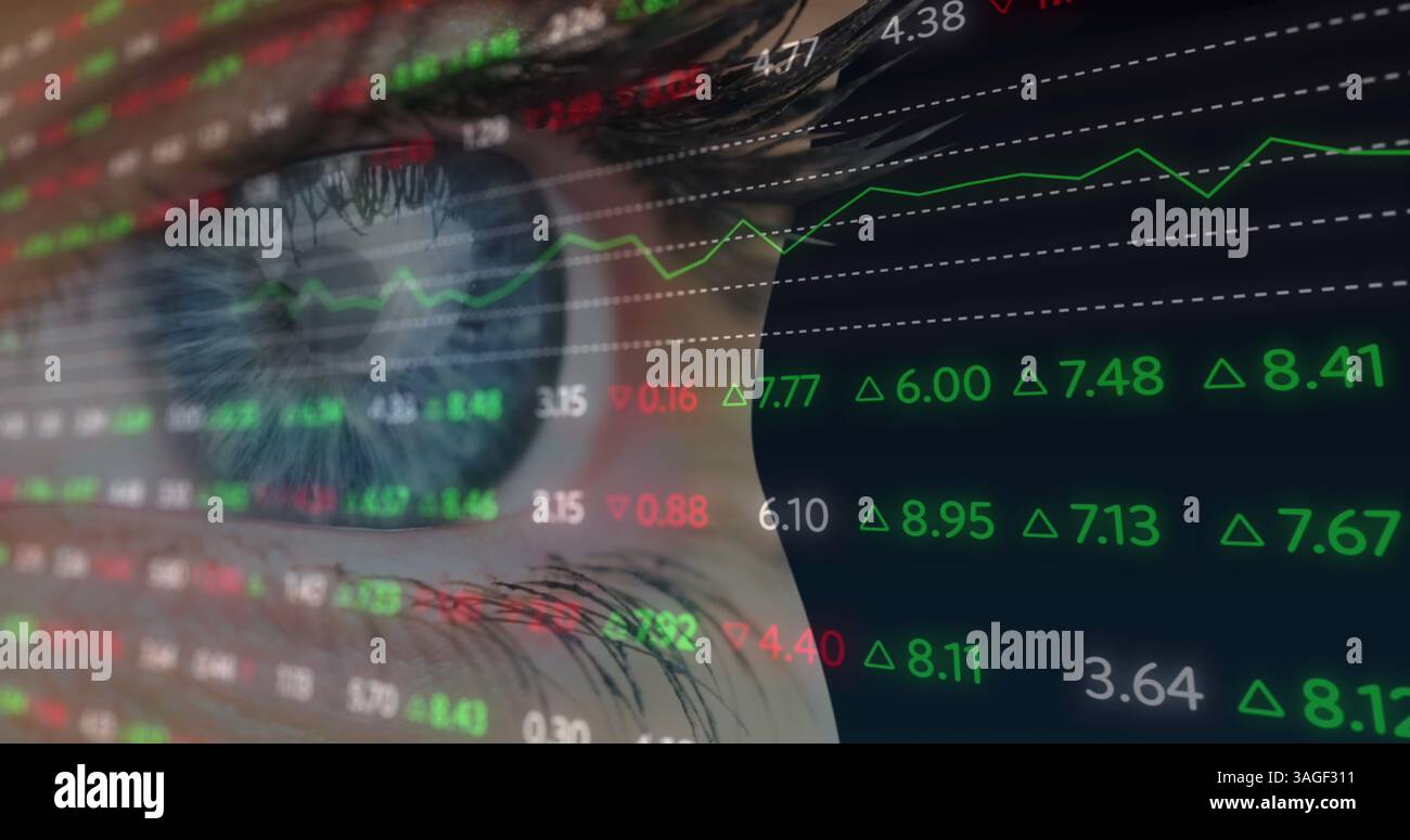 Image du traitement des données financières au-dessus de l'œil de la femme sur fond noir Banque D'Images
