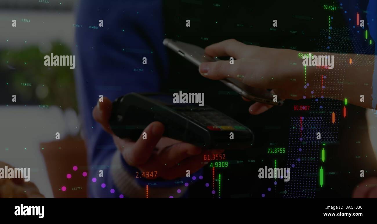Image du traitement des données financières sur une personne payant à l'aide d'un téléphone avec terminal de paiement Banque D'Images