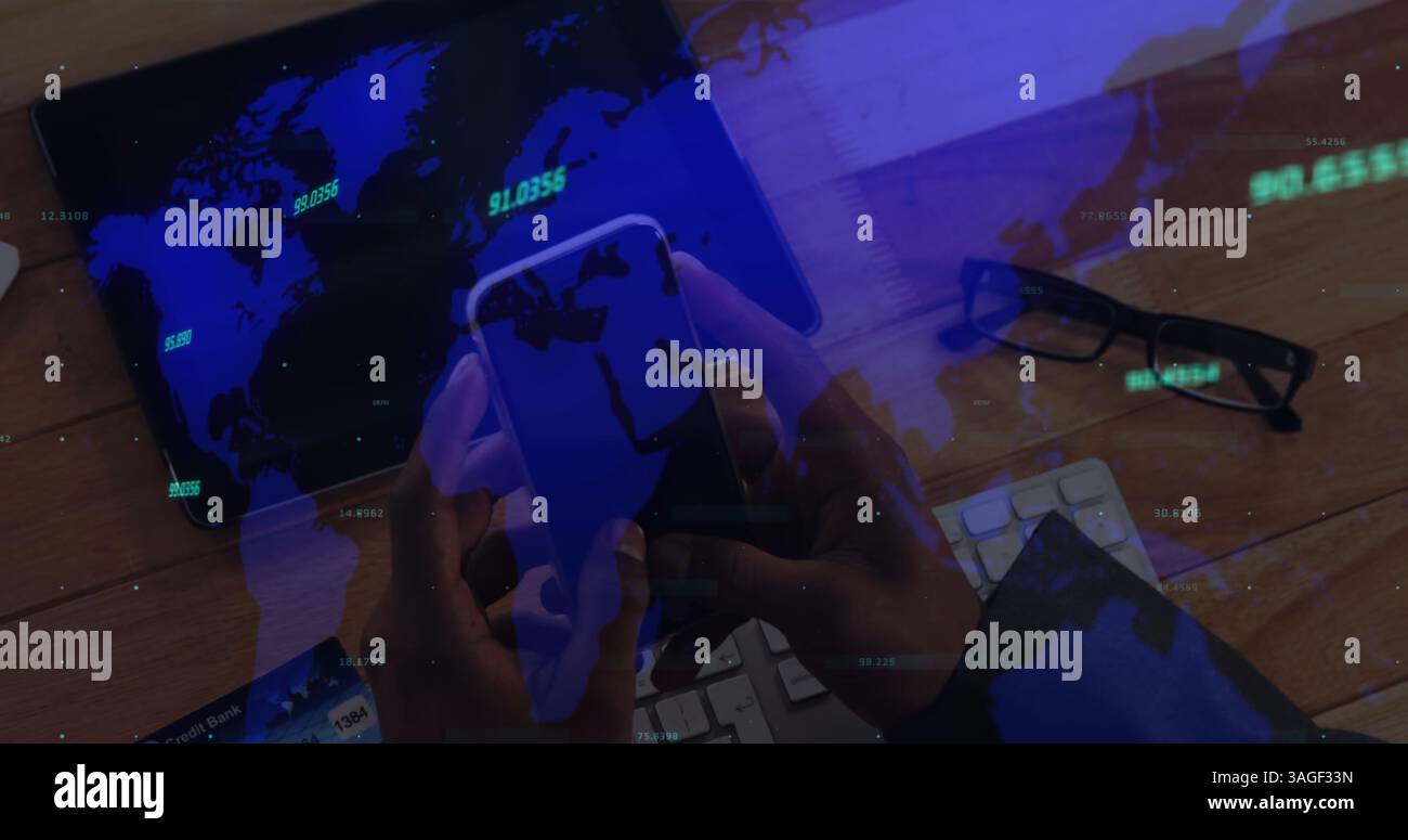 Image du traitement des données financières sur une personne utilisant un smartphone Banque D'Images