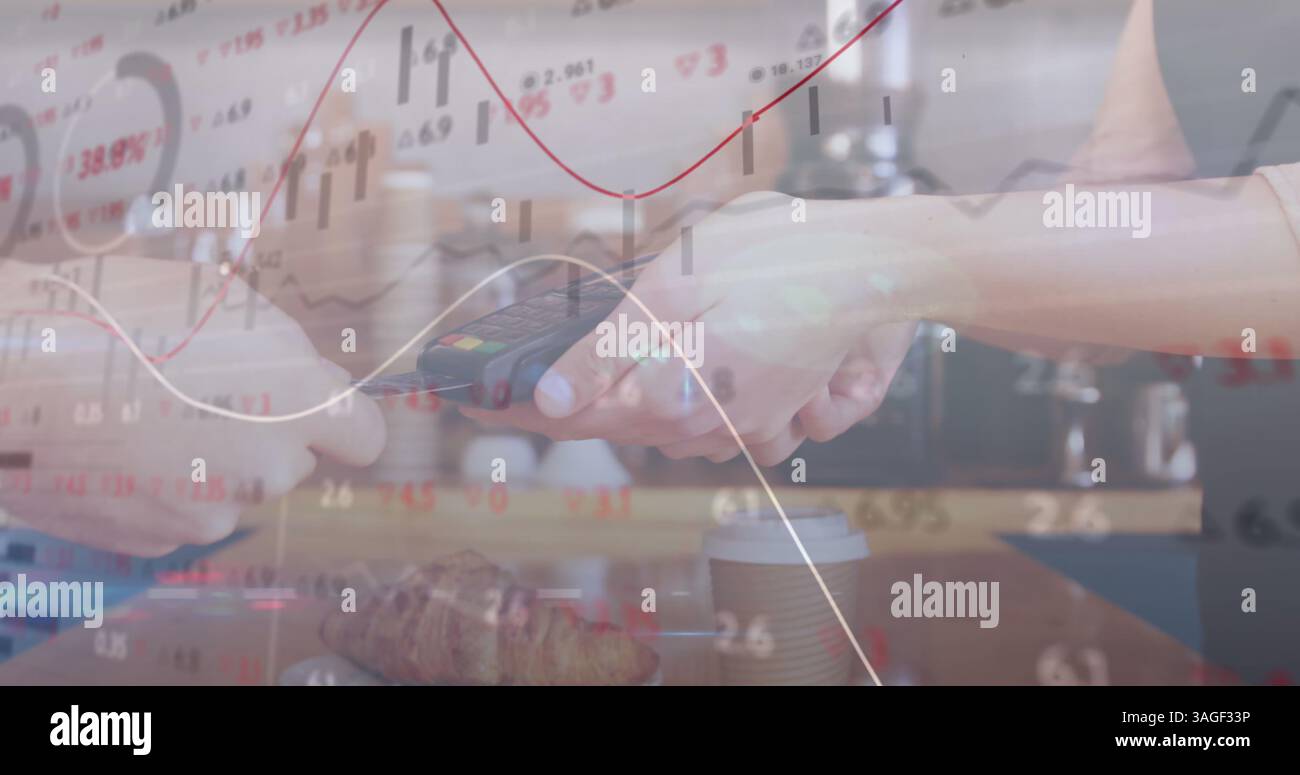 Image du traitement des données financières sur une personne utilisant une carte de crédit avec terminal de paiement Banque D'Images