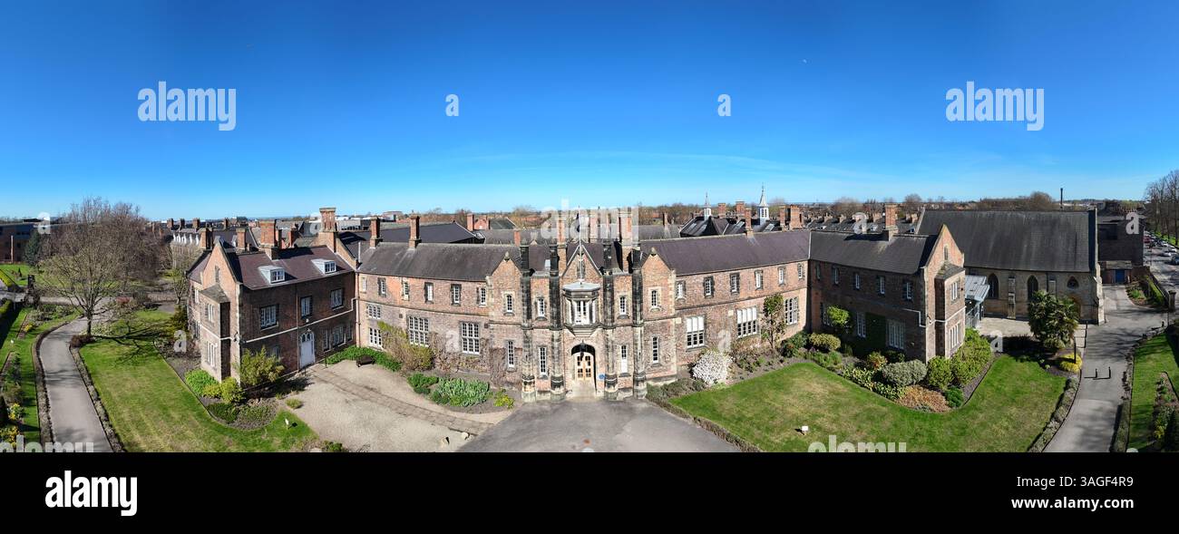 Vue aérienne panoramique du bâtiment principal du campus de l'Université York St John. Lord Mayor's Walk, York Banque D'Images