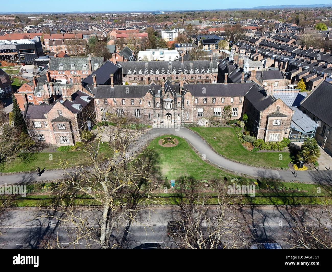 Vue aérienne du bâtiment principal du campus de l'Université York St John. Lord Mayor's Walk, York Banque D'Images
