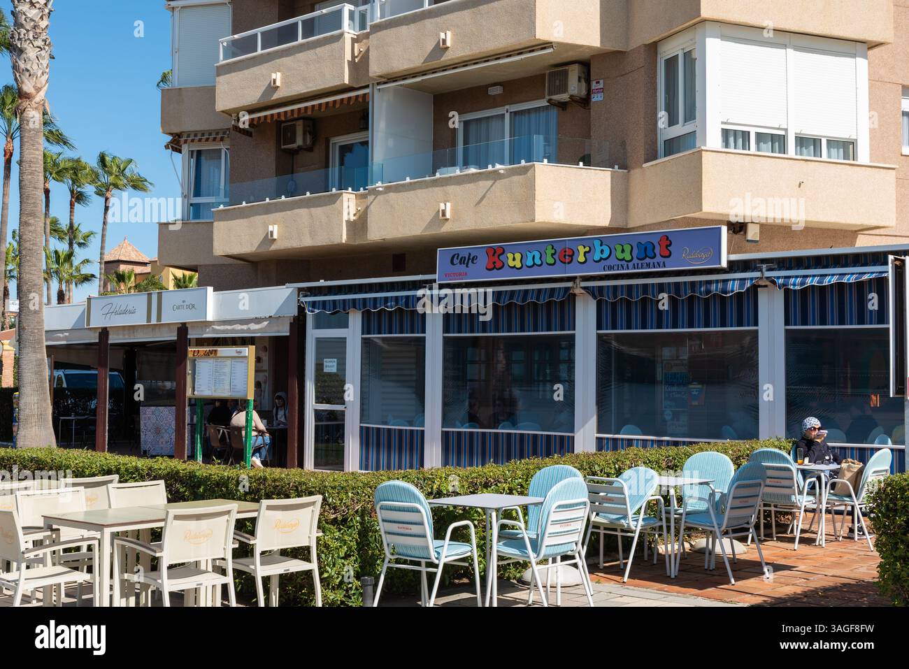Promenade en bord de mer de Torrox Costa avec des entreprises hôtelières. Café Kunterbunt (allemand pour coloré). La région est populaire auprès des Allemands Banque D'Images