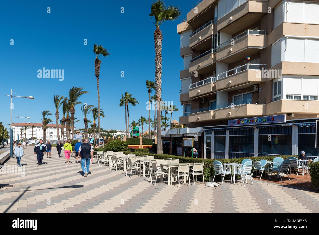 Promenade en bord de mer de Torrox Costa avec des entreprises hôtelières de restauration. Dîner à l'extérieur Banque D'Images