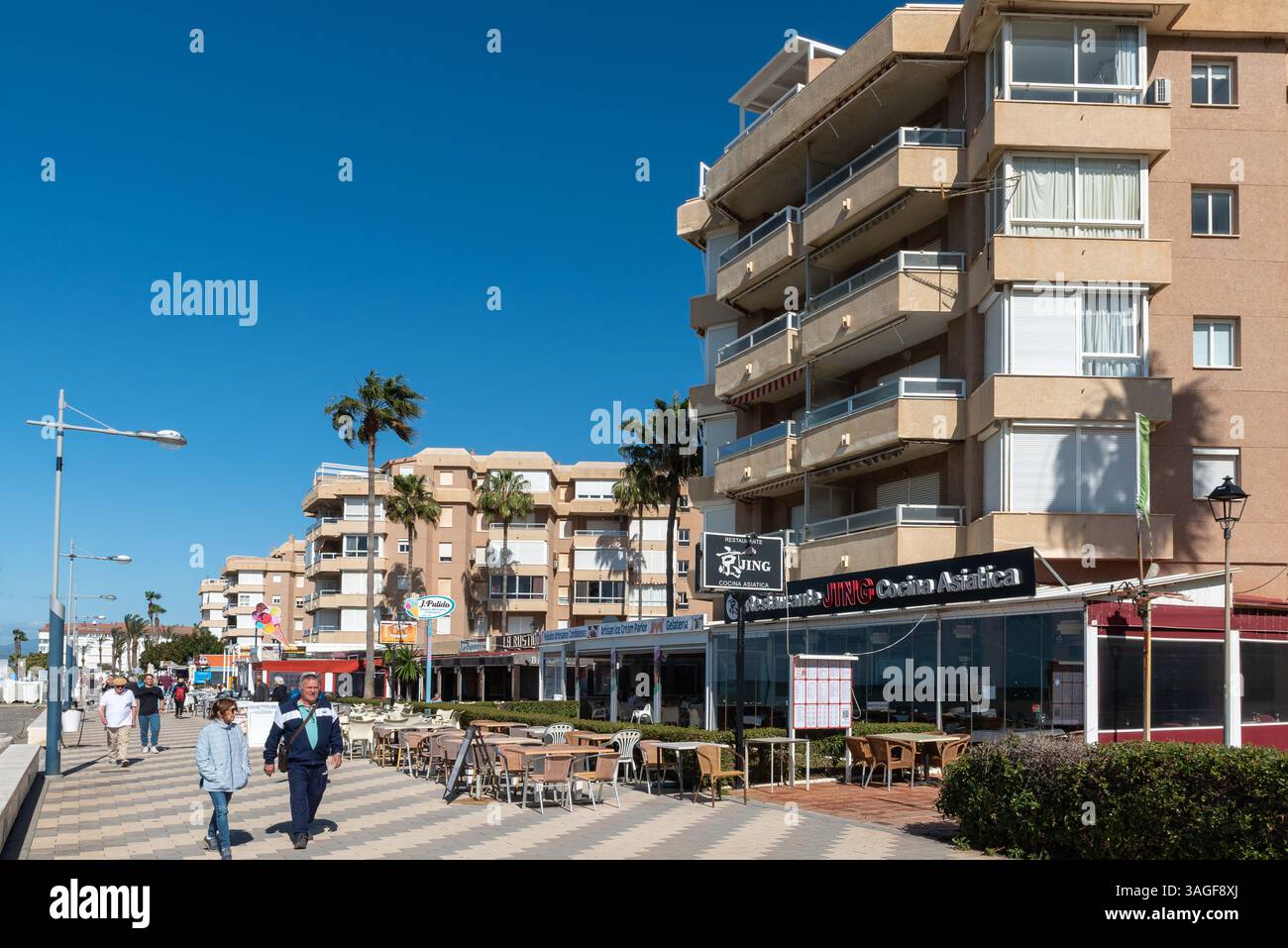 Promenade en bord de mer de Torrox Costa avec des entreprises hôtelières de restauration. Dîner à l'extérieur Banque D'Images