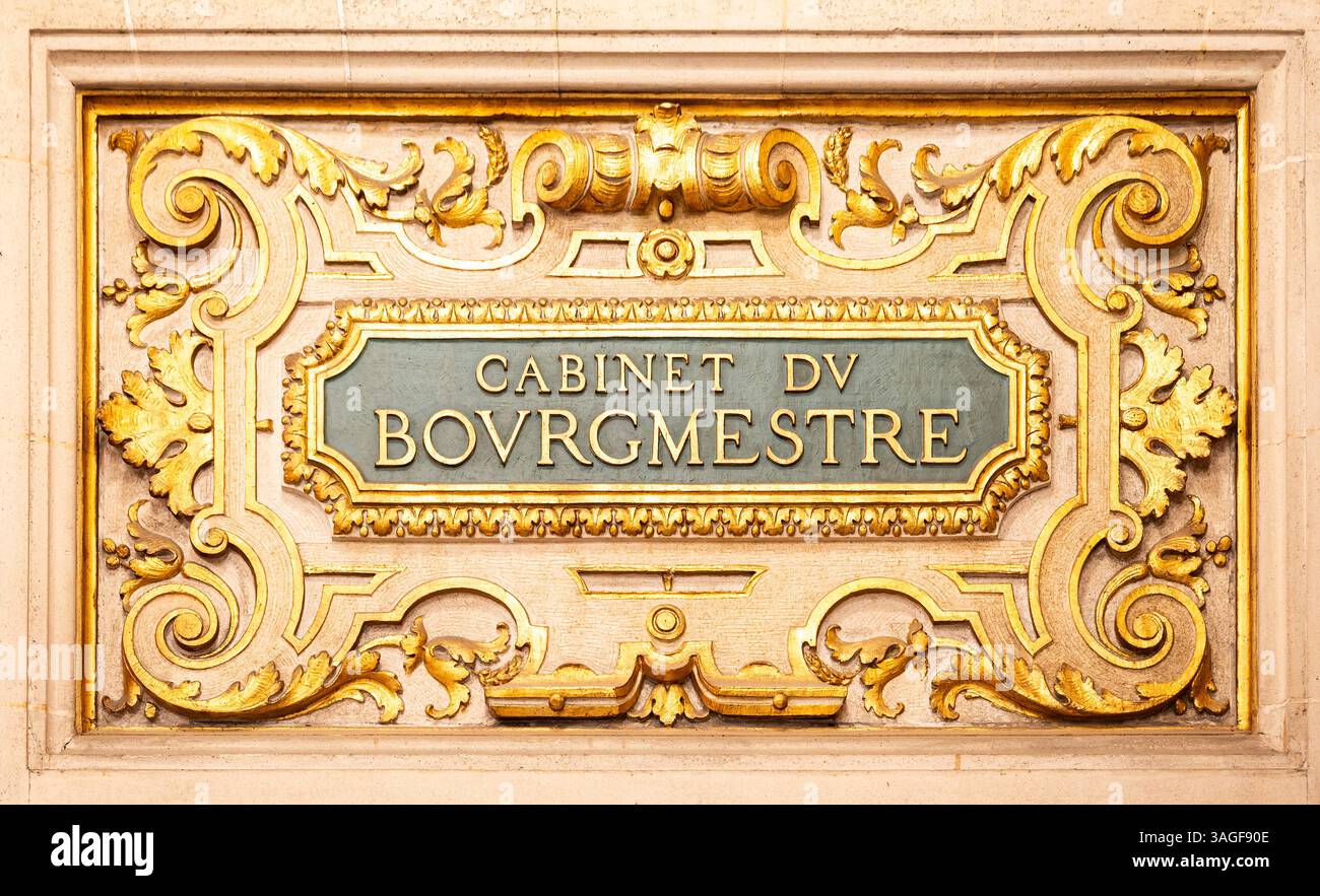 Enseigne plaquée or décorée du bureau du maire à la mairie de Schaerbeek, Bruxelles, Belgique, 5 avril 2025 Banque D'Images