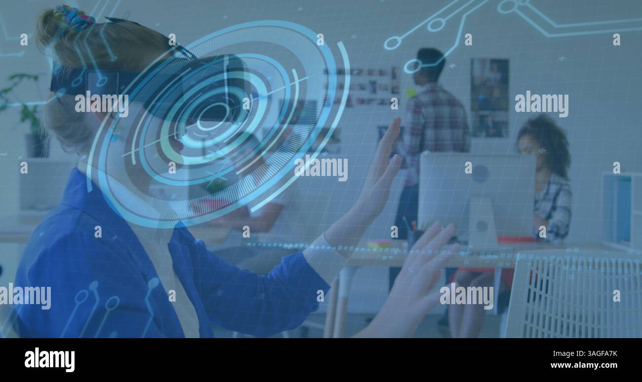 Image de balayage de portée et des éléments de processeur sur une femme d'affaires portant un casque vr Banque D'Images