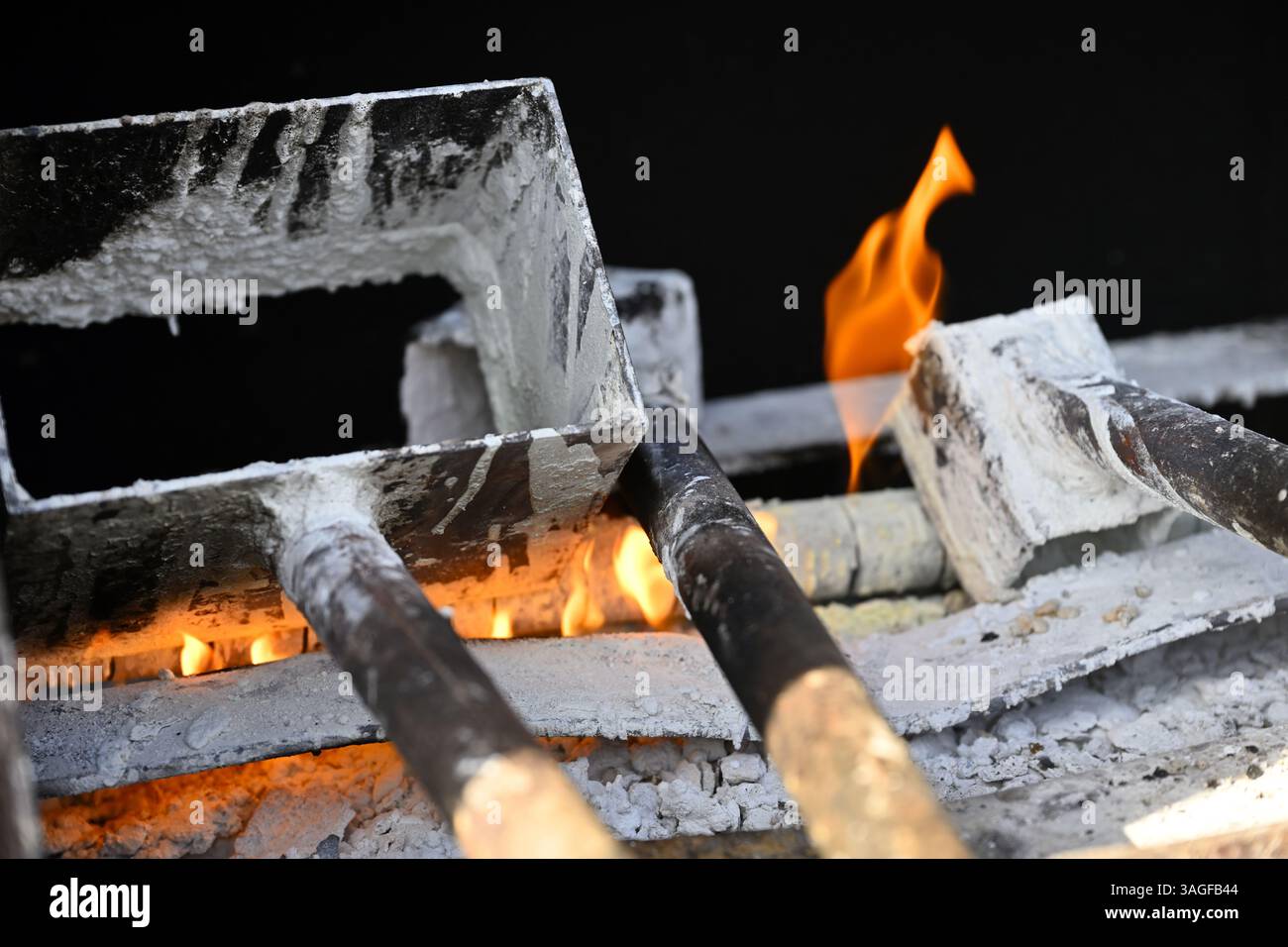 Outils de chauffage au gaz pour peindre à la main des lignes de marquage routier avec de la peinture fondue chaude Banque D'Images