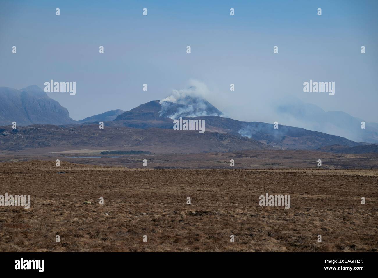 Des conditions sèches de Tinder conduisent à des feux de forêt sur la montagne Stac Pollaidh à Assynt, en Écosse Banque D'Images
