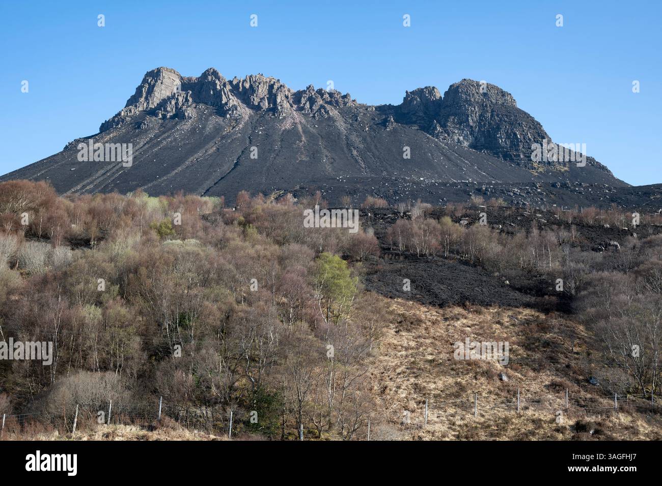 Des conditions sèches de Tinder conduisent à des feux de forêt sur la montagne Stac Pollaidh à Assynt, en Écosse Banque D'Images