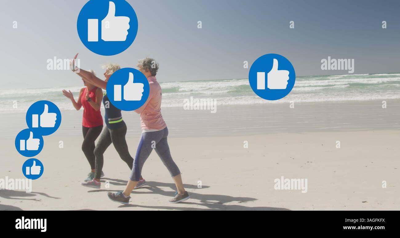 Image de pouces vers le haut comme des symboles, au-dessus des femmes qui courent sur la plage Banque D'Images