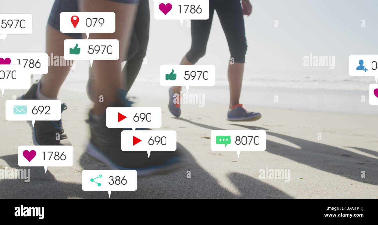 Image des notifications des médias sociaux, sur les femmes qui courent sur la plage Banque D'Images