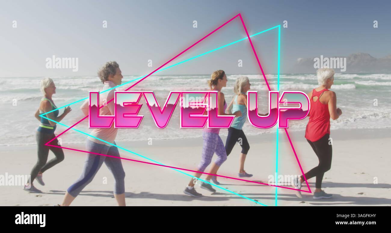 Image du texte de niveau supérieur, en rose brillant, avec des femmes qui courent sur la plage Banque D'Images