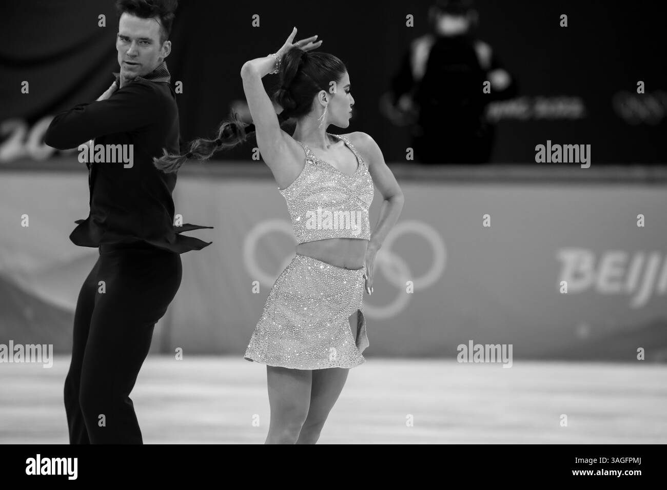 12 FÉVRIER 2022 - Pékin, Chine : Tina Garabedian et Simon Proulx-Senecal d'Arménie patinent pendant la danse rythmique de patinage artistique sur glace au Beiji Banque D'Images