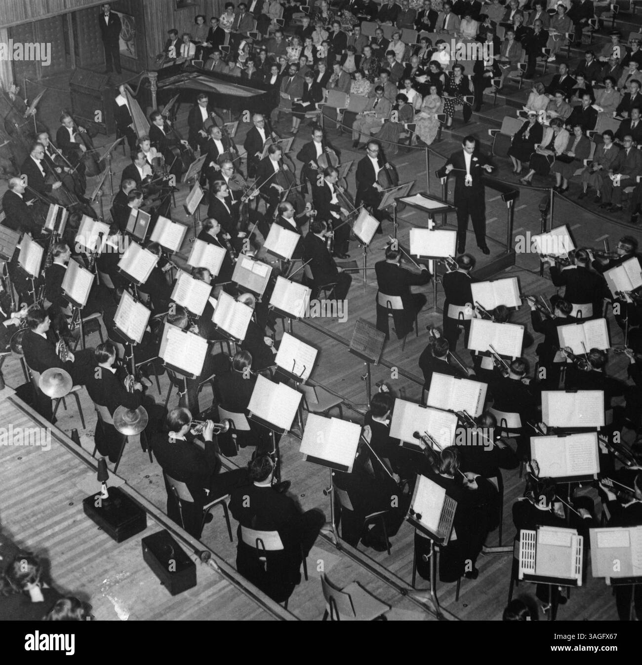 Orchestre jouant au Royal Festival Hall, Londres des années 1950 Banque D'Images