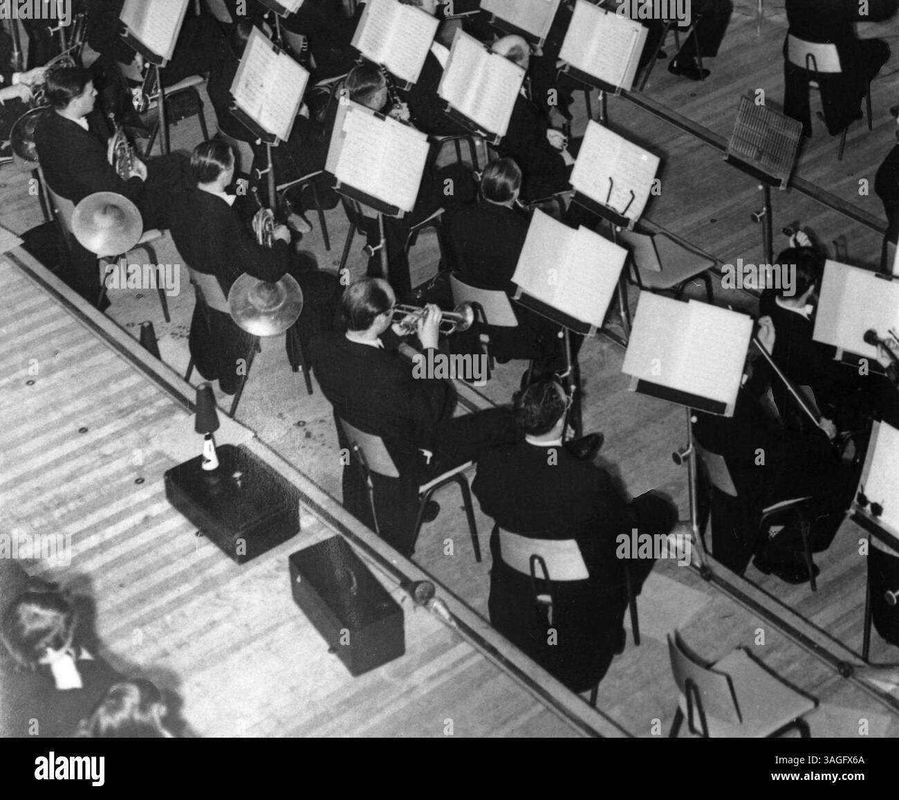 Orchestre jouant au Royal Festival Hall, Londres des années 1950 Banque D'Images