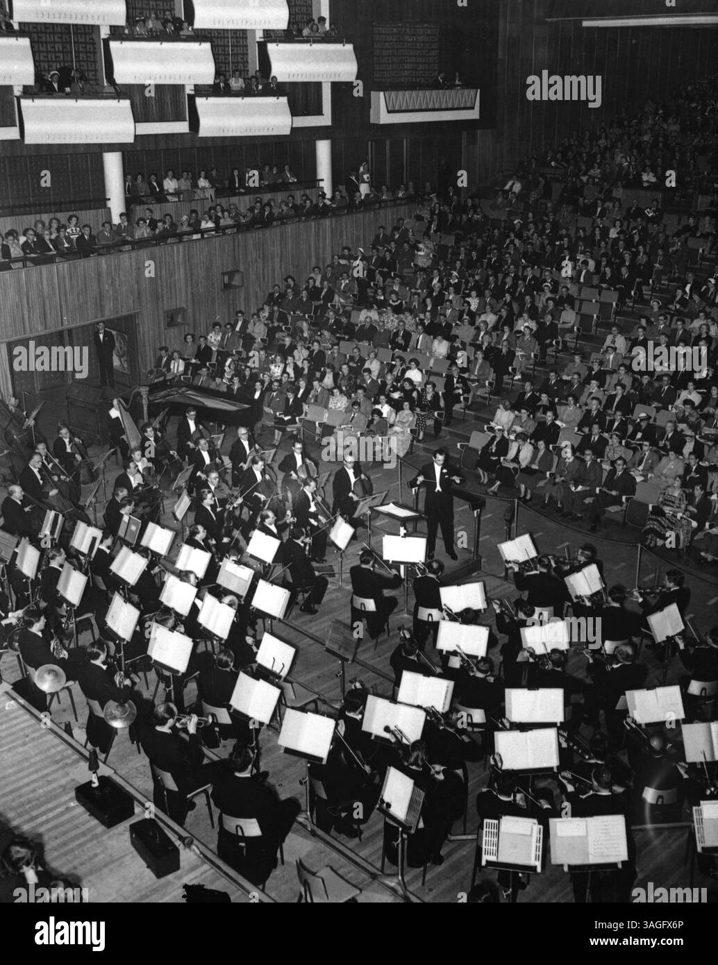 Orchestre jouant au Royal Festival Hall, Londres des années 1950 Banque D'Images