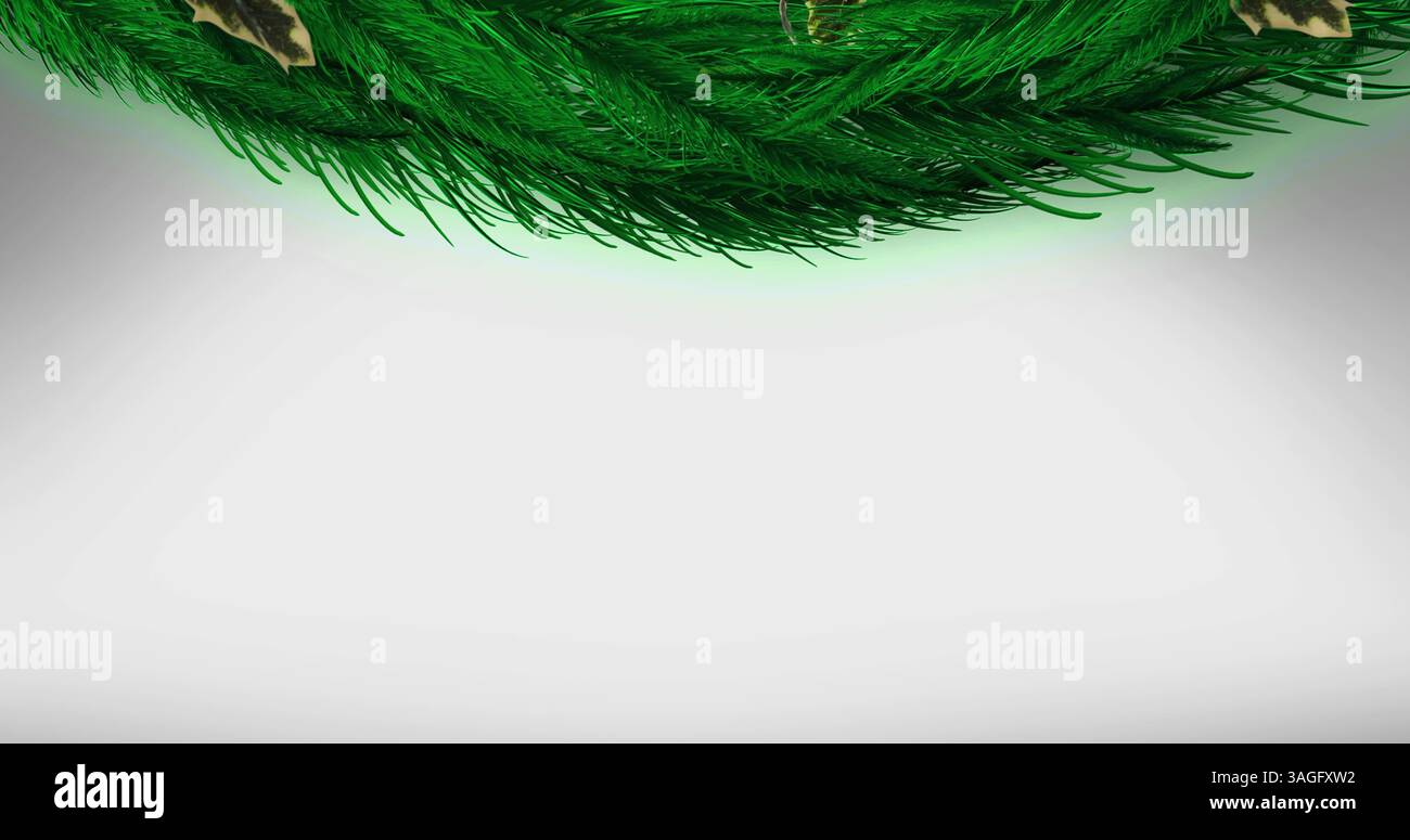 Décoratif avec des branches d'épinette, houx et baies rouges sur fond gris Banque D'Images