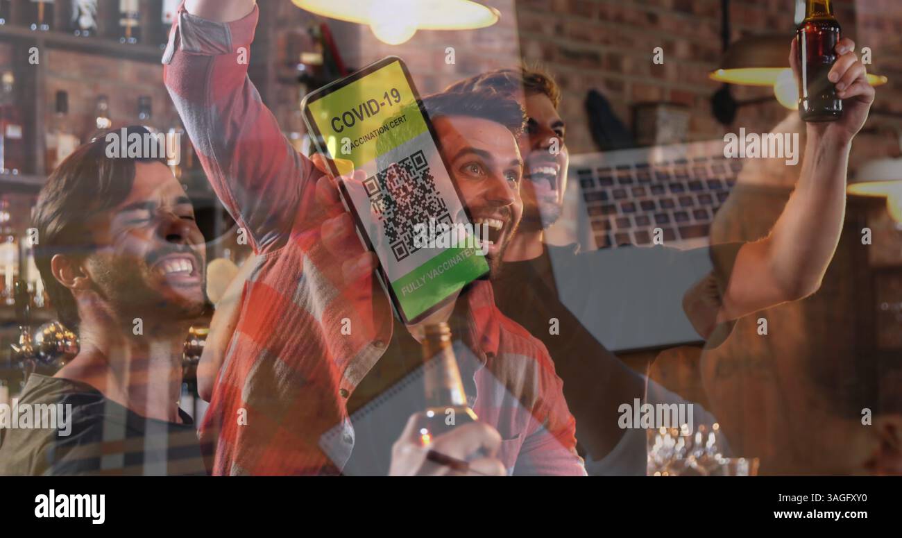 Image d'une femme tenant un smartphone avec un passeport de vaccination covid 19 au-dessus de personnes dans le bar Banque D'Images