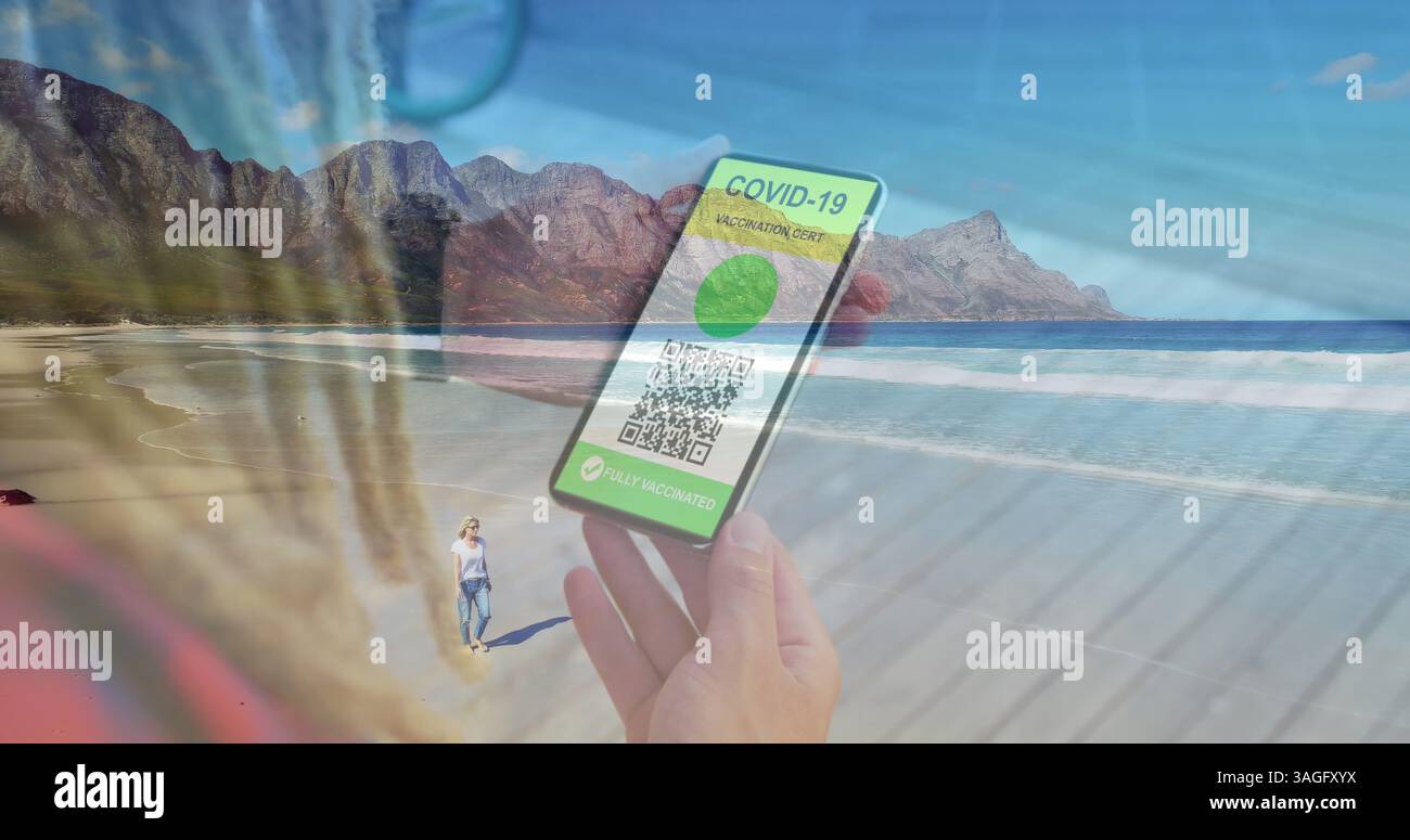 Femme tenant un smartphone avec qr code sur l'écran contre la femme caucasienne marchant sur la plage Banque D'Images