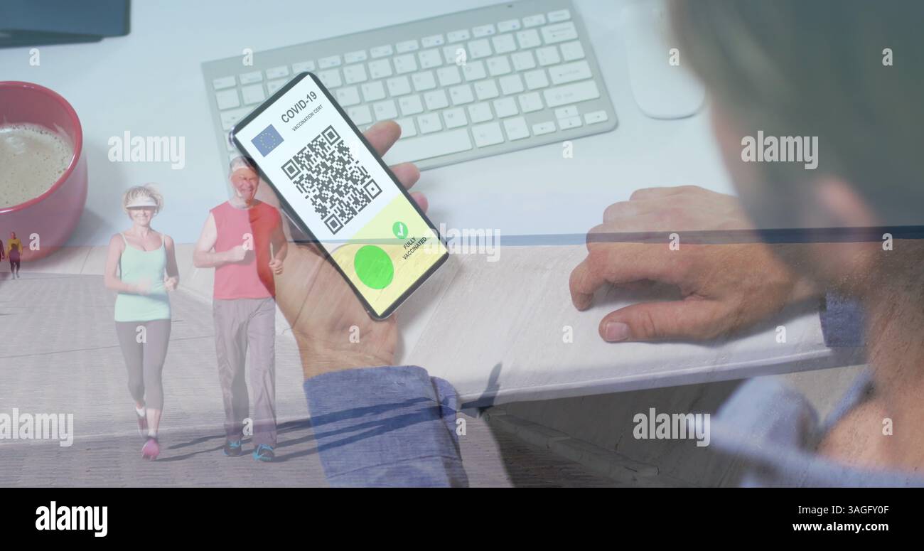 Image d'un homme tenant un smartphone avec un passeport de vaccination covid 19 sur un couple senior en cours d'exécution Banque D'Images