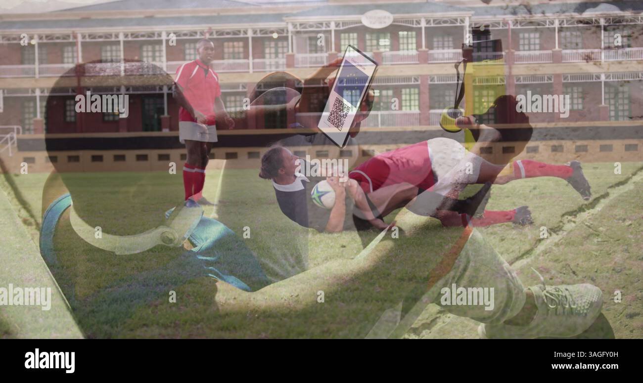 Homme afro-américain tenant un smartphone avec code qr sur l'écran contre les joueurs masculins jouant au rugby Banque D'Images