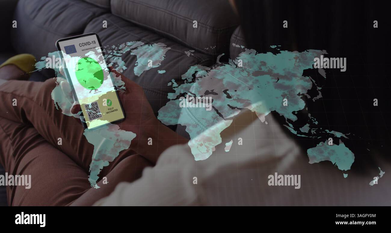 Image d'une femme tenant un smartphone avec passeport de vaccination covid 19 sur la carte du monde Banque D'Images