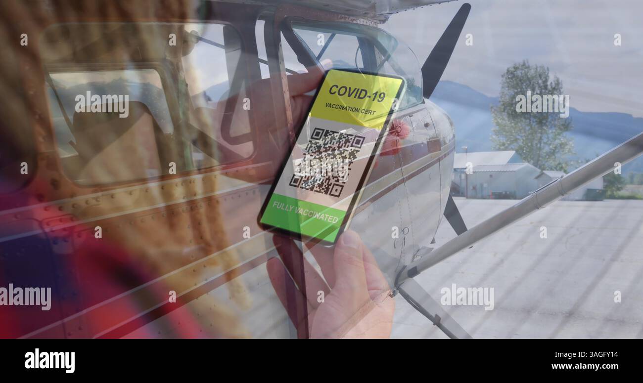 Composition de l'homme tenant un smartphone avec qr code à l'écran contre plan privé à l'aéroport Banque D'Images