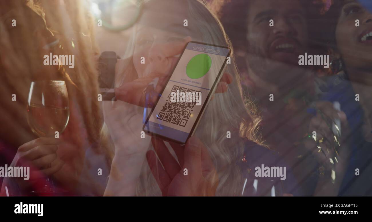 Image d'un homme tenant un smartphone avec un passeport de vaccination covid 19 sur des personnes s'amusant Banque D'Images