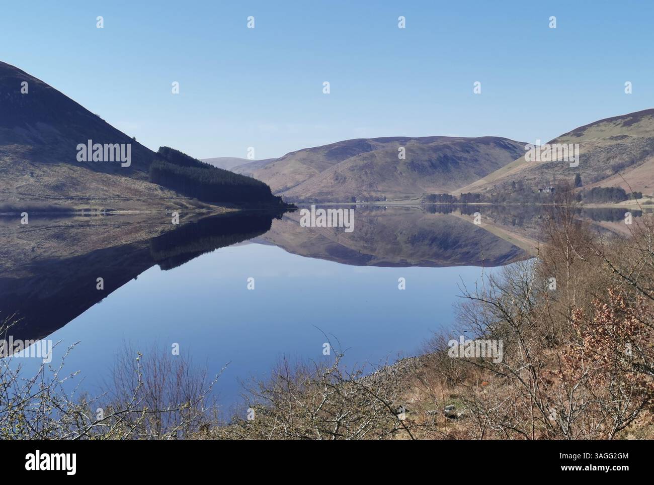 St Mary's Loch, Loch Skeen, The Grey Mare's Tail, White Coomb et Lochcraig Head dans Scottish Borders/Dumfries et Galloway pendant un printemps très sec. Banque D'Images