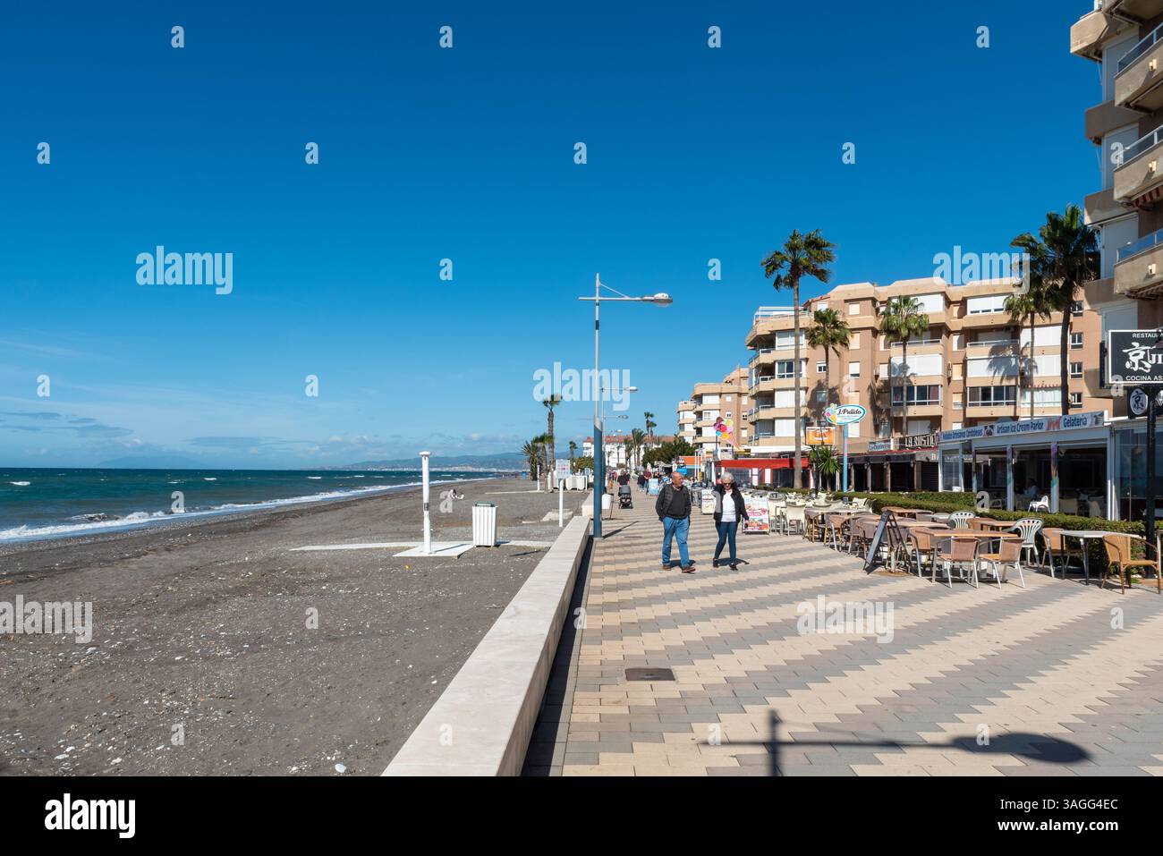 Promenade en bord de mer de Torrox Costa avec des entreprises hôtelières de restauration. Dîner à l'extérieur. Plage méditerranéenne Banque D'Images
