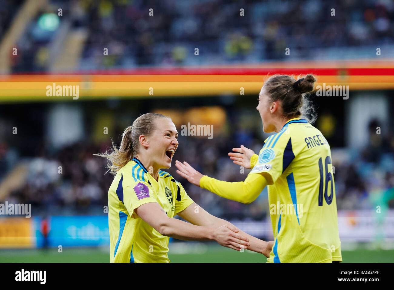 La suédoise Magdalena Eriksson célèbre avec Filippa Angeldahl après avoir marqué 1-0 points lors du match de football de mardi dans la division A De l'UEFA Women's Nations League, Groupe 4, entre la Suède et le pays de Galles à Gamla Ullevi à Gothenburg, Suède, le 08 avril 2025.photo : Adam Ihse/TT/Code 9200 crédit : TT News Agency/Alamy Live News Banque D'Images