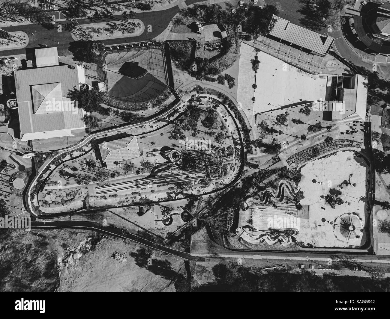 Une piscine et un toboggan abandonnés, détériorés et brûlés sont en cours de restauration dans la forêt urbaine de la Sauceda à Hermosillo, au Mexique. Anciennement connu sous le nom de parc récréatif la Sauceda, il dispose d'une aire de jeux, d'une zone humide et d'un théâtre en plein air restauré. Les zones détruites telles que les toboggans sont toujours en cours de restauration. Hermosillo, Sonora, 2025. . (Photo : Luis Gutierrez/ Norte photo) Area de Albercas y toboganes en abandono ,détériada y quemada y en proceso de restauracion dentro la Sauceda Bosque Urbano en Hermosillo Mexico, antes llamado parque recreativo la Sauceda con areas de juego, humedal y teatro Banque D'Images